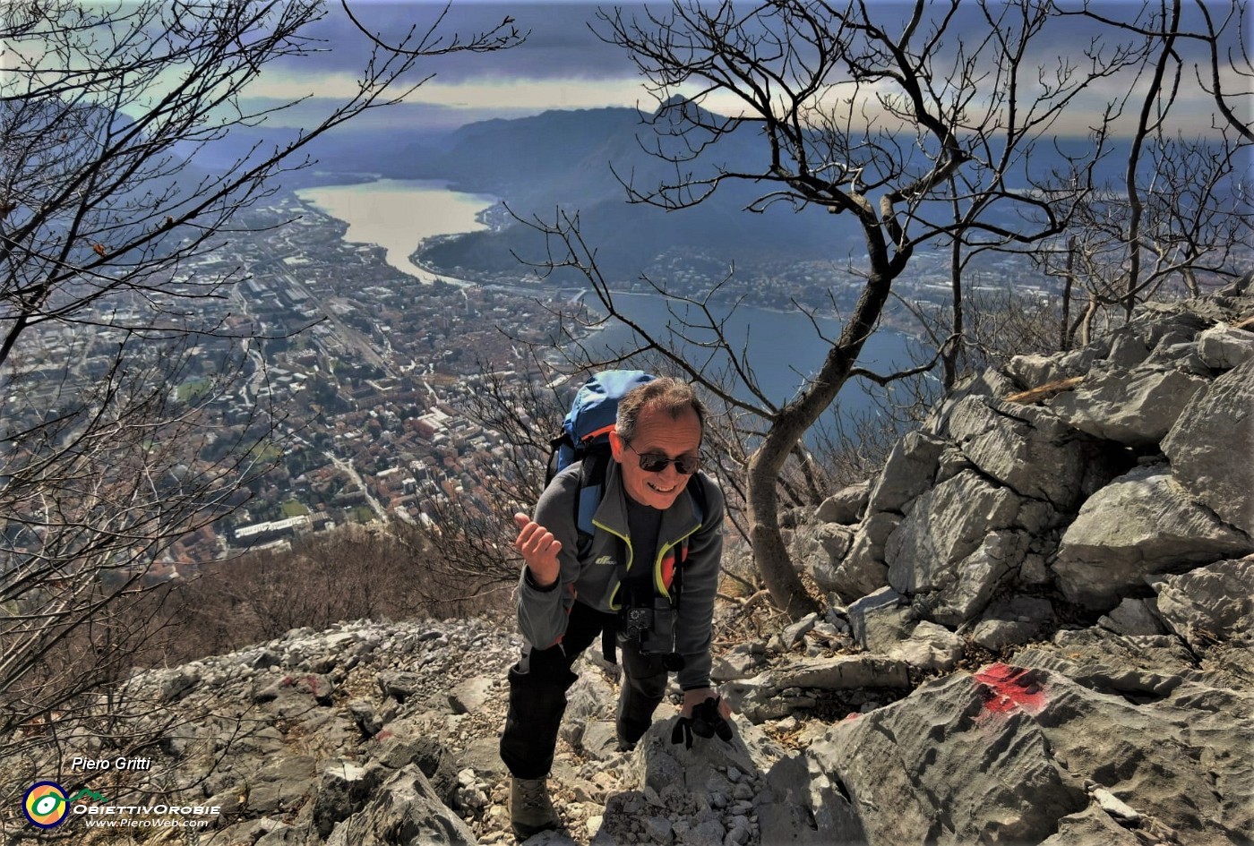 03 Sul sentiero impegnativo Silvia in salita al Monte San Martino spettacolare vista su Lecco, i suoi laghi, i suoi monti.jpg